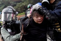 Policie vtrhla do univerzitního kampusu. Proti studentům v Hongkongu nasadila slzný plyn a zatýká