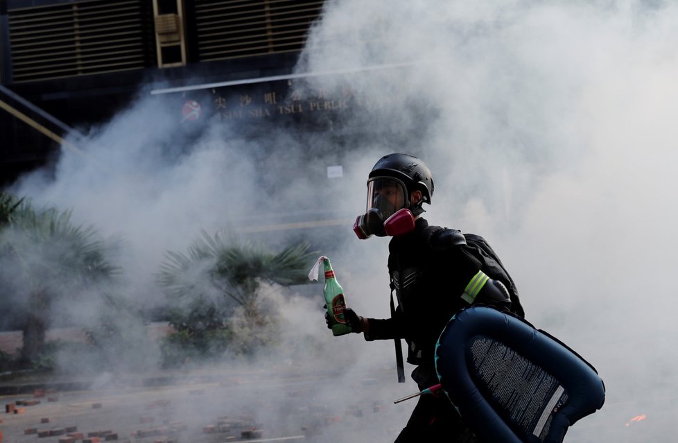 Policie po dlouhém obléhání vtrhla do polytechnické univerzity v Hongkongu a proti demonstrujícím studentům nasadila slzný plyn.