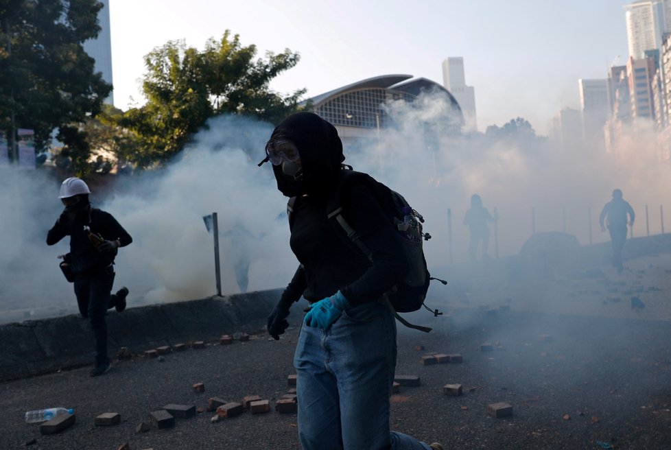 Policie po dlouhém obléhání vtrhla do Polytechnické univerzity v Hongkongu a proti demonstrujícím studentům nasadila slzný plyn.