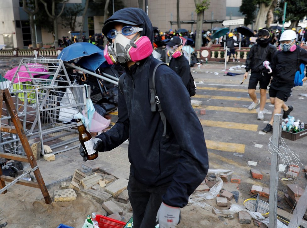 Policie po dlouhém obléhání vtrhla do polytechnické univerzity v Hongkongu a proti demonstrujícím studentům nasadila slzný plyn.