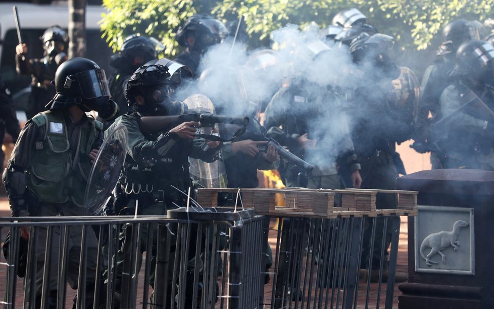 Policie po dlouhém obléhání vtrhla do polytechnické univerzity v Hongkongu a proti demonstrujícím studentům nasadila slzný plyn.