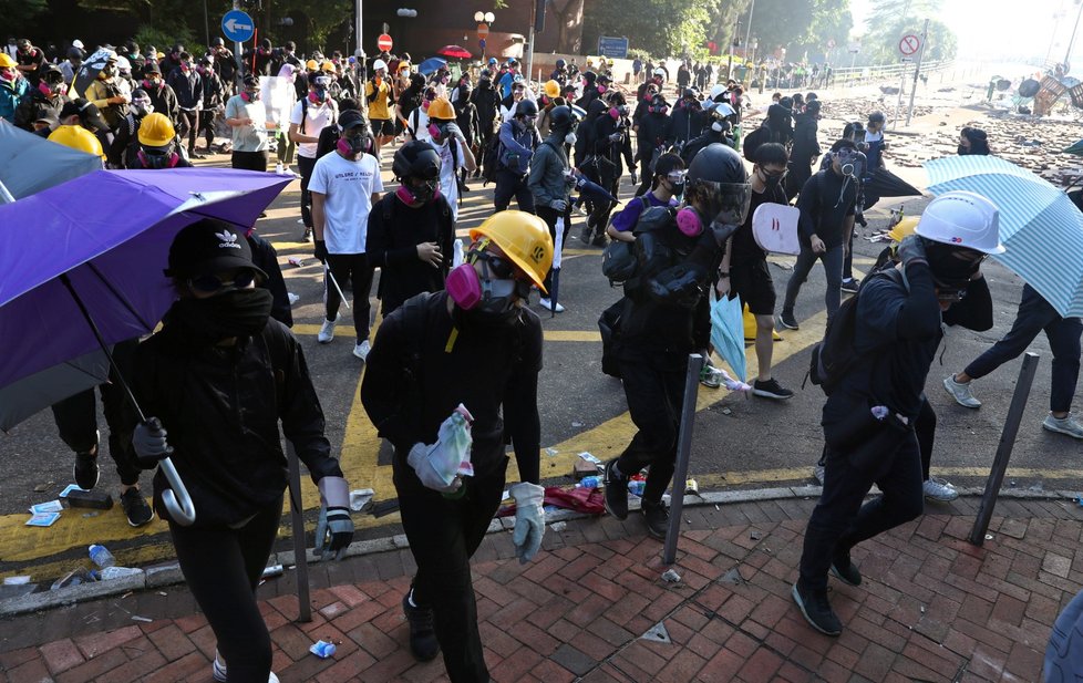 Policie po dlouhém obléhání vtrhla do polytechnické univerzity v Hongkongu a proti demonstrujícím studentům nasadila slzný plyn.