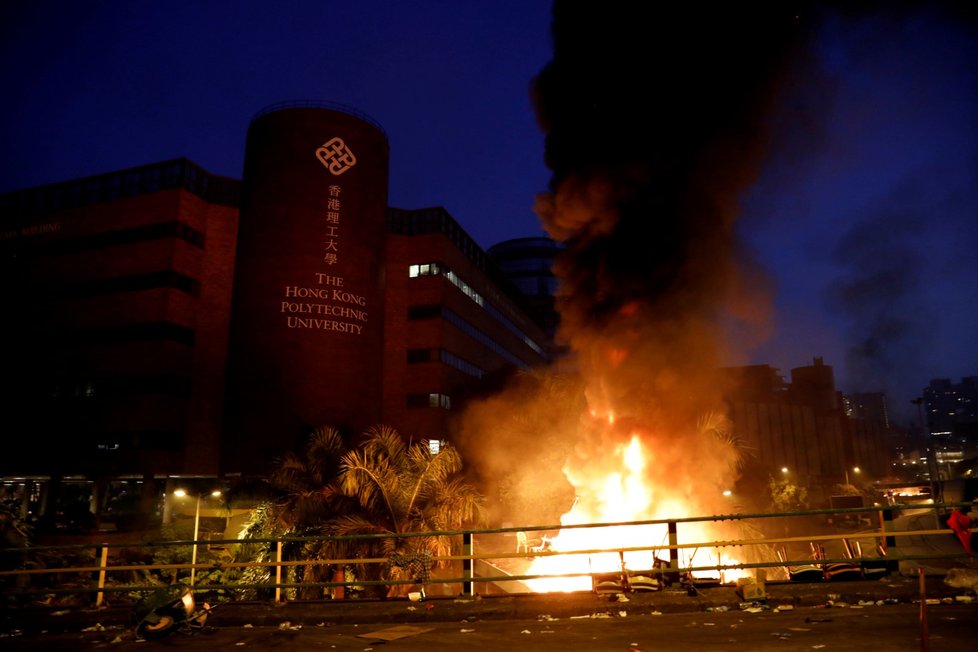 Policie po dlouhém obléhání vtrhla do polytechnické univerzity v Hongkongu a proti demonstrujícím studentům nasadila slzný plyn.