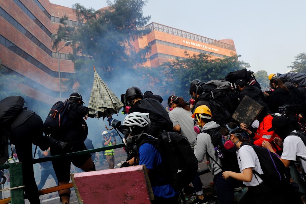 Policie tvrdě zasáhla proti demonstrantům v areálu univerzity.