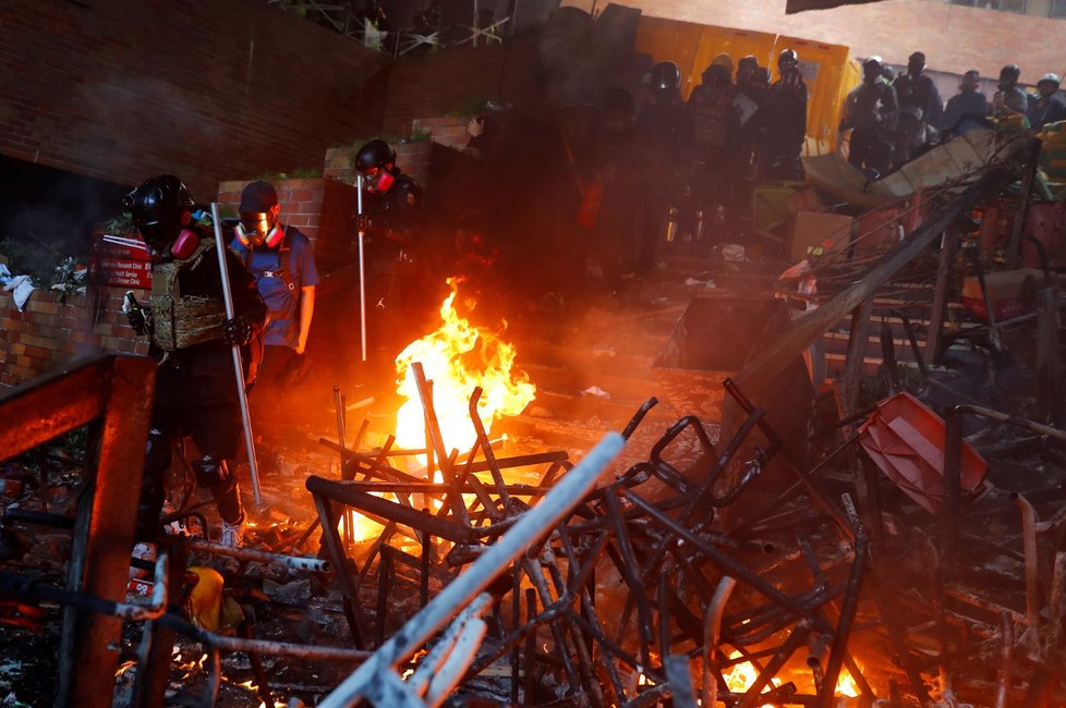 Policie tvrdě zasáhla proti demonstrantům v areálu univerzity.