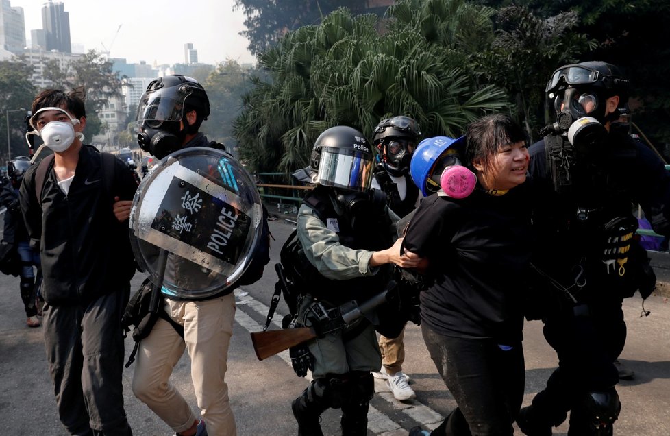 Policie tvrdě zasáhla proti demonstrantům v areálu univerzity.