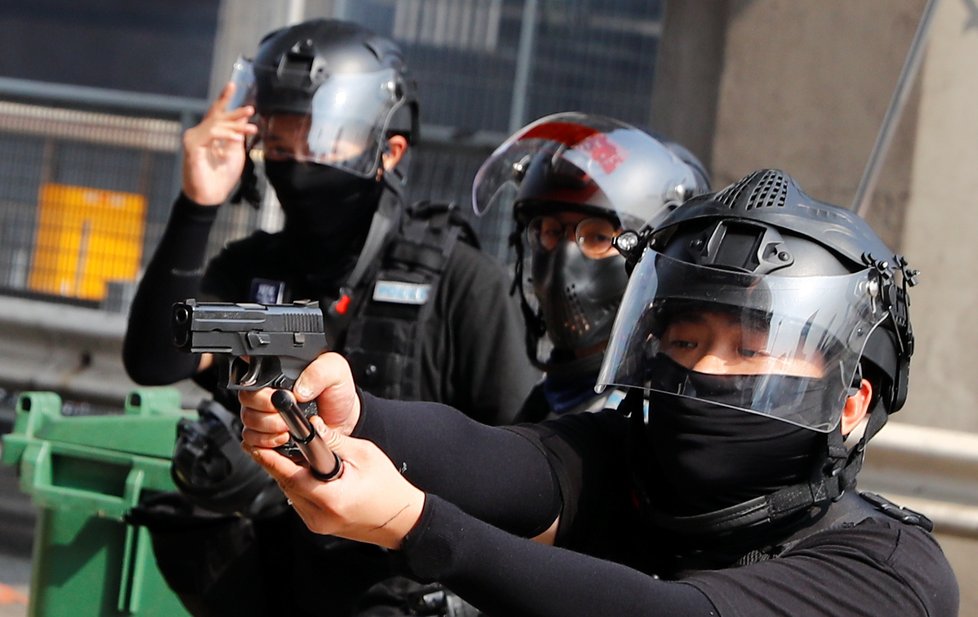 Policie tvrdě zasáhla proti demonstrantům v areálu univerzity.