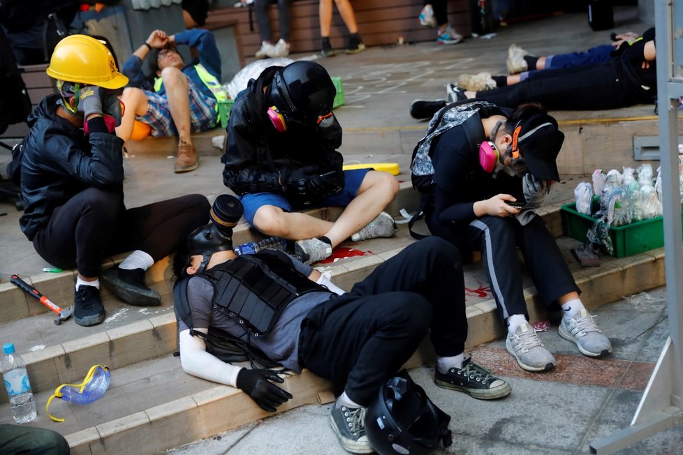 Policie tvrdě zasáhla proti demonstrantům v areálu univerzity.