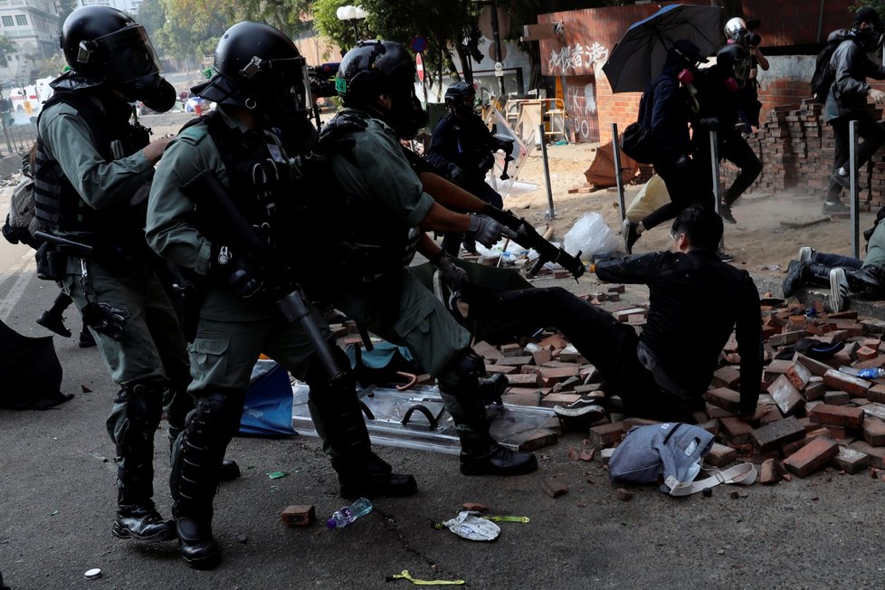 Policie tvrdě zasáhla proti demonstrantům v areálu univerzity.