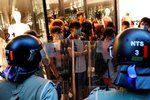 Protesty v Hongkongu provází násilnosti, policie ostře zasáhla.