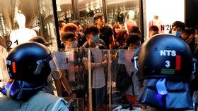 „Osvoboďte Hongkong,“ řičí demonstranti na Trumpa. Policie nasadila slzný plyn