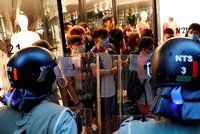 „Osvoboďte Hongkong,“ řičí demonstranti na Trumpa. Policie nasadila slzný plyn