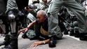 Policie tvrdě zasáhla proti demonstrantům v Hongkongu. Použila i pepřový sprej.