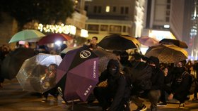 Policie v Hongkongu nasadila proti prodemokratickým demonstrantům slzný plyn, pepřový sprej a obušky.