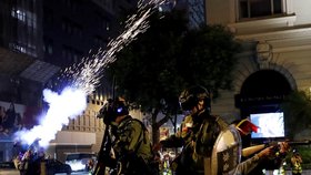 Policie v Hongkongu nasadila proti prodemokratickým demonstrantům slzný plyn, pepřový sprej a obušky.