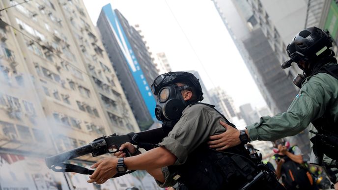 Policie tvrdě zasáhla proti demonstrantům v Hongkongu. Použila i pepřový sprej.