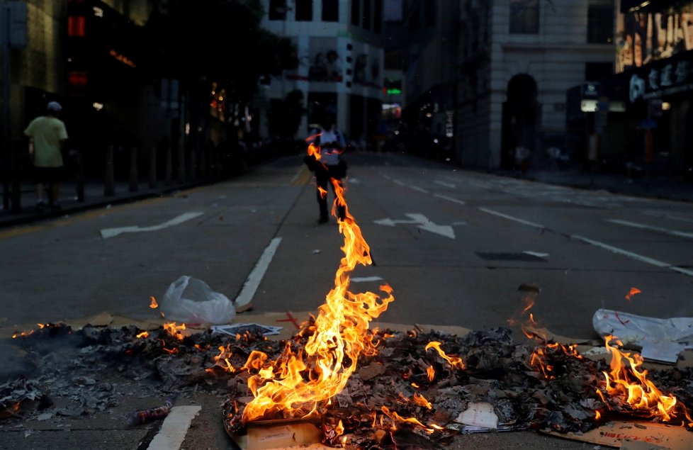 Protesty v Hongkongu provází násilnosti, policie ostře zasáhla.