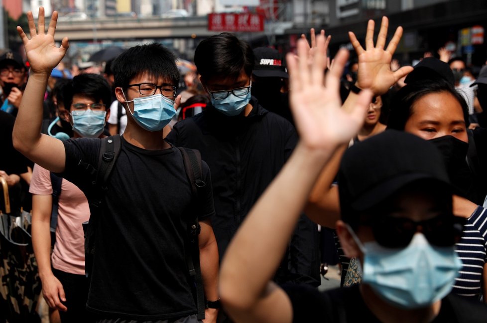 Policie tvrdě zasáhla proti demonstrantům v Hongkongu. Použila i pepřový sprej.