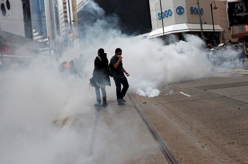 Policie tvrdě zasáhla proti demonstrantům v Hongkongu. Použila i pepřový sprej.