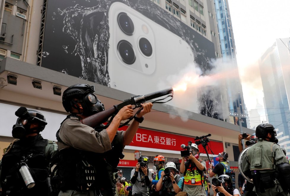 Policie tvrdě zasáhla proti demonstrantům v Hongkongu. Použila i pepřový sprej.