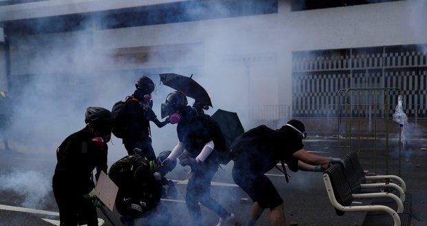 Krvavý protest v Hongkongu: Demonstranta trefila ostrá palba do hrudníku