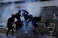 Správkyně hrozí demonstrantům čínskou armádou: Protesty v Hongkongu nepolevují