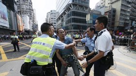 Policie se snaží uklidnit muže, který nesouhlasí s hnutím Occupy Central (Zabrat centrum).