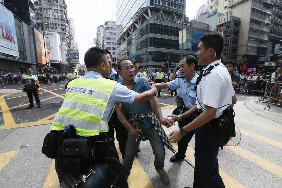 Policie se snaží uklidnit muže, který nesouhlasí s hnutím Occupy Central (Zabrat centrum).