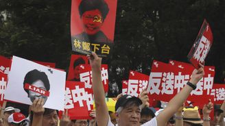 V Hongkongu pokračují protivládní akce včetně protestu na letišti 