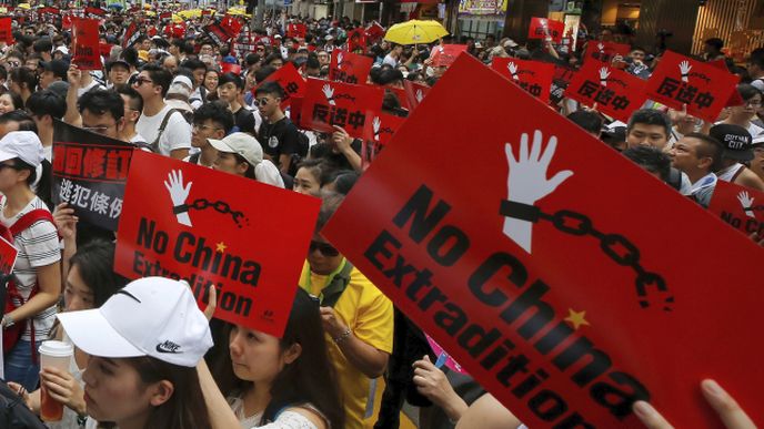 Organizátoři očekávají, že se do protestů v Hongkongu zapojí až půl milionu demonstrantů. Organizátoři očekávají, že se do protestů v Hongkongu zapojí až půl milionu demonstrantů.
