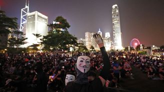 Demonstraci v Hongkongu opět provázelo násilí. Tvář protestů Wong bude kandidovat v místních volbách