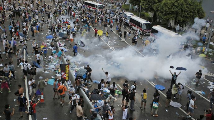 Demonstrace a násilné střety s policií pokračují v Hongkongu už několik dní