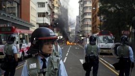 Policie Hongkongu se střetla s aktivisty kvůli pouličním stánkům.