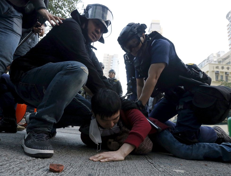 Policie Hongkongu se střetla s aktivisty kvůli pouličním stánkům.