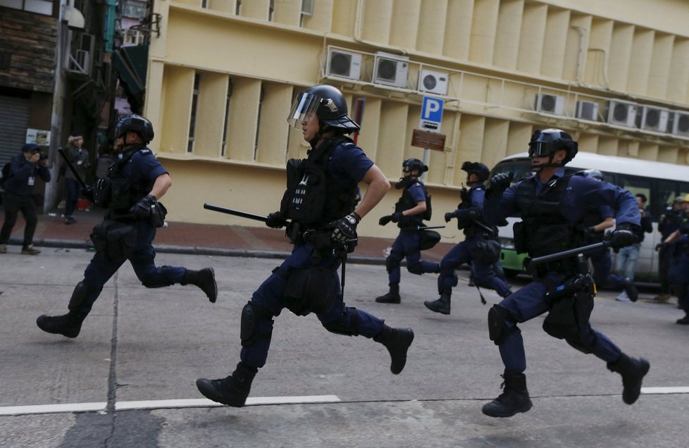 Policie Hongkongu se střetla s aktivisty kvůli pouličním stánkům.