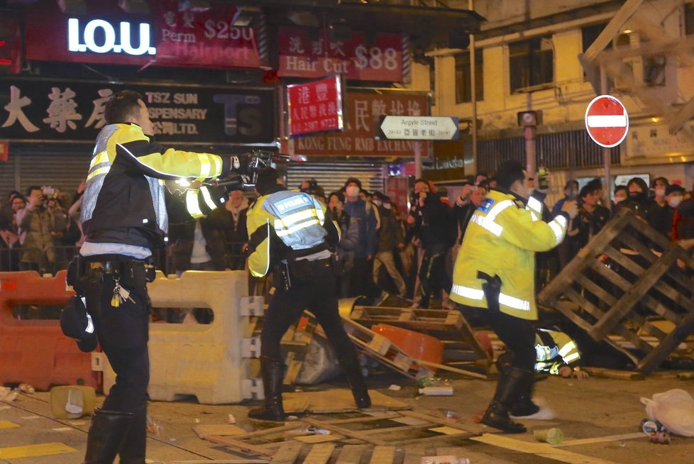 Policie Hongkongu se střetla s aktivisty kvůli pouličním stánkům.