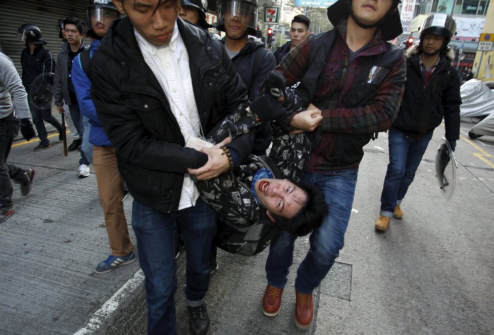Policie Hongkongu se střetla s aktivisty kvůli pouličním stánkům.