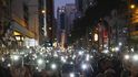 V Hongkongu protestovalo nejvíce lidí od skončení místních voleb. Podle organizátorů jich ulicích města bylo na 800 tisíc. V Hongkongu protestovalo nejvíce lidí od skončení místních voleb. Podle organizátorů jich ulicích města bylo na 800 tisíc.