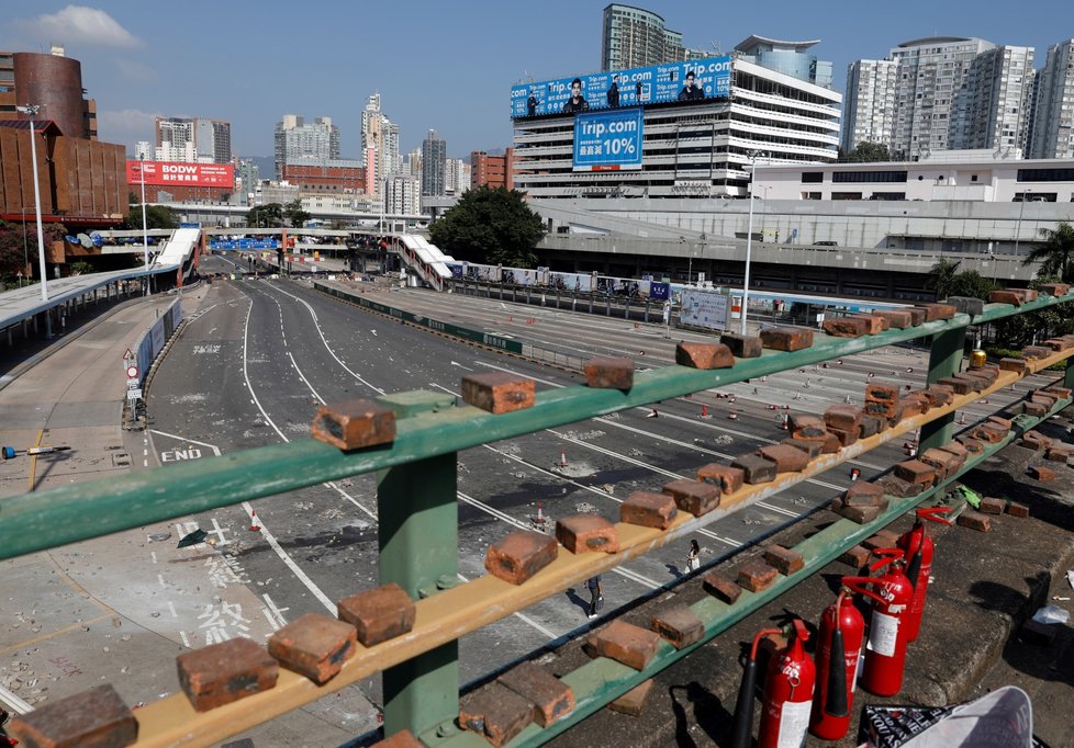 V Hongkongu byla zlikvidována barikáda kolem jedné z vysokých škol.
