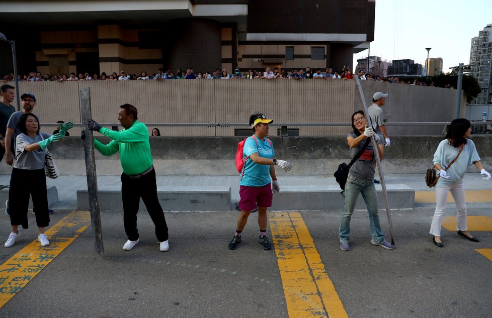 V Hongkongu byla zlikvidována barikáda kolem jedné z vysokých škol