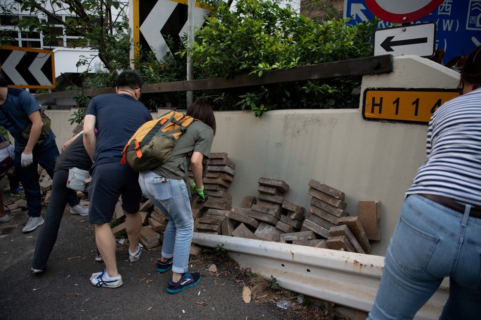 V Hongkongu byla zlikvidována barikáda kolem jedné z vysokých škol