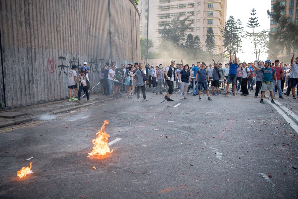 V Hongkongu byla zlikvidována barikáda kolem jedné z vysokých škol.