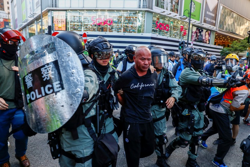 Policie použila na hongkongské demonstranty slzný plyn.