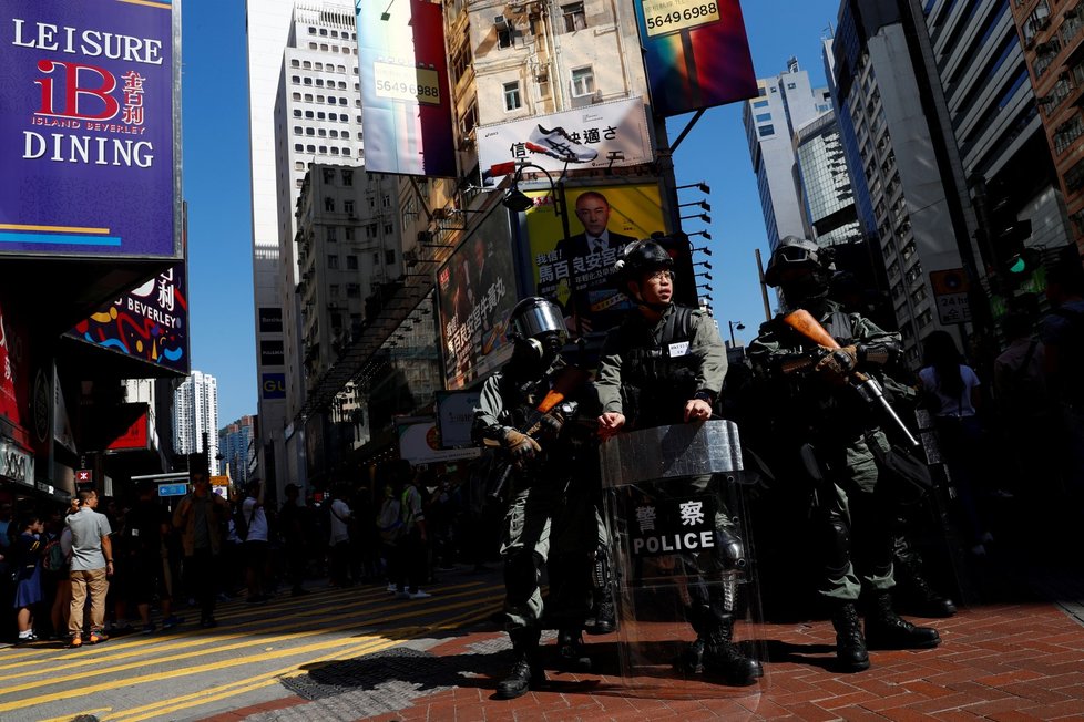 Policie použila na hongkongské demonstranty slzný plyn.