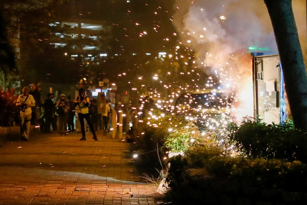 Tisíce lidí v Hongkongu uctily památku zesnulého studenta (8. 11. 2019)