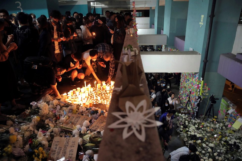 Tisíce lidí v Hongkongu uctily památku zesnulého studenta (8. 11. 2019)