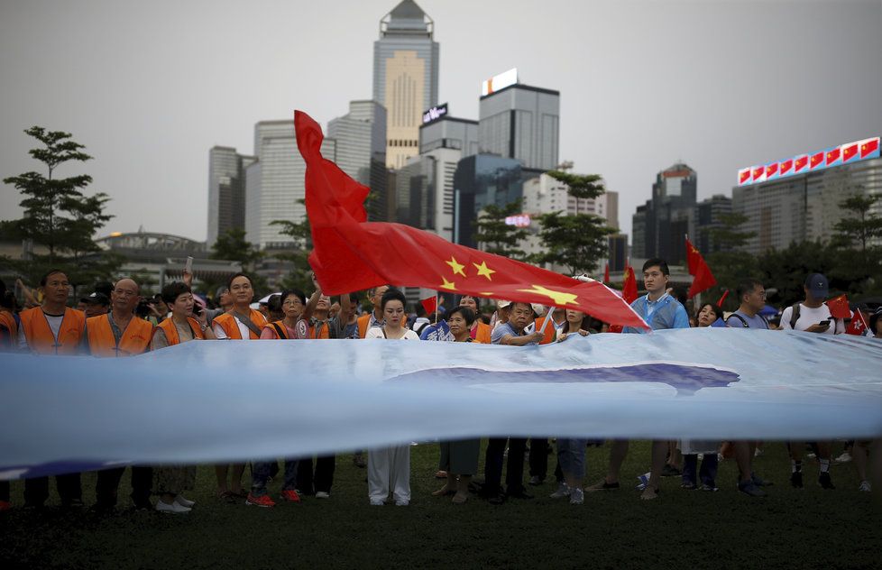 Ohromné demonstrace v Hongkongu pokračují, přidávají se už i učitelé, situace je vypjatá