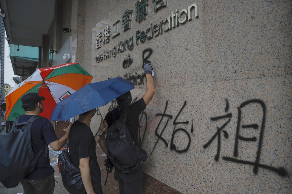 Demonstrace v Hongkongu pokračují, přidávají se už i učitelé