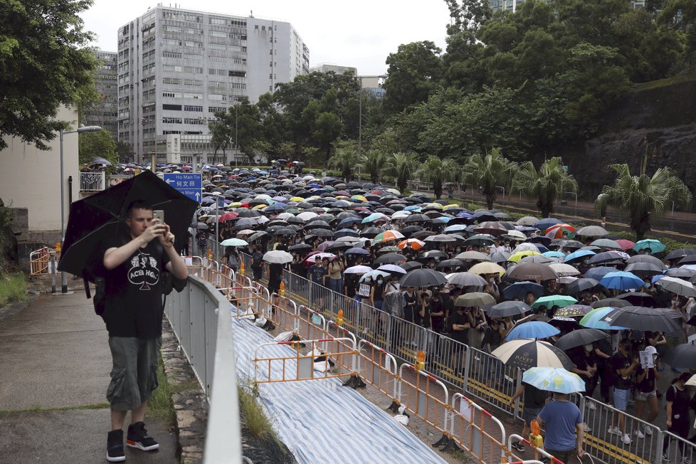 Ohromné demonstrace v Hongkongu pokračují, přidávají se už i učitelé, situace je vypjatá