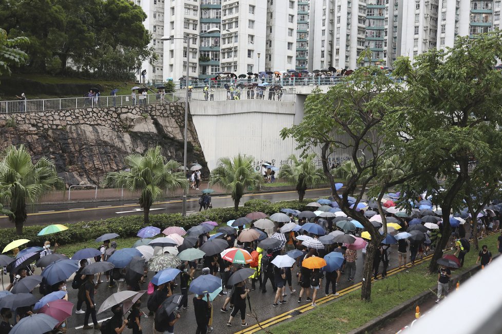 Ohromné demonstrace v Hongkongu pokračují, přidávají se už i učitelé, situace je vypjatá